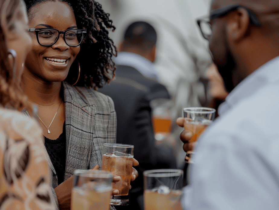 Getränkecatering Hamburg mit Barservice, Cocktails und Gästen auf Event
