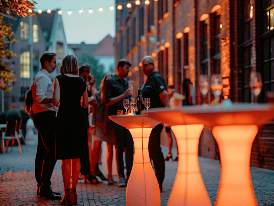 Getränkecatering Hamburg bei Outdoor Event mit Gästen und entspannter Abendstimmung