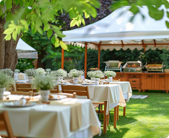 Außentisch im Garten mit eleganter Tischdekoration