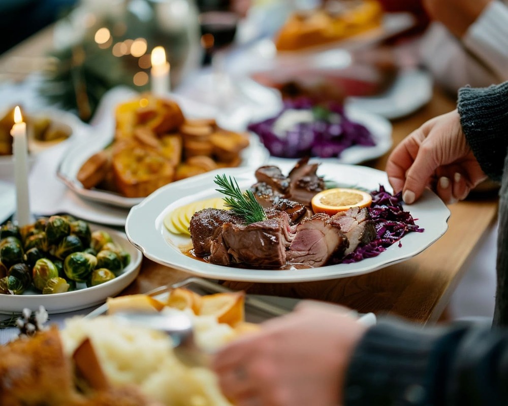 Festliches Weihnachtsbuffet von Orange Catering mit Lachs, Entenkeule, Rinderbraten, Beilagen und Desserts