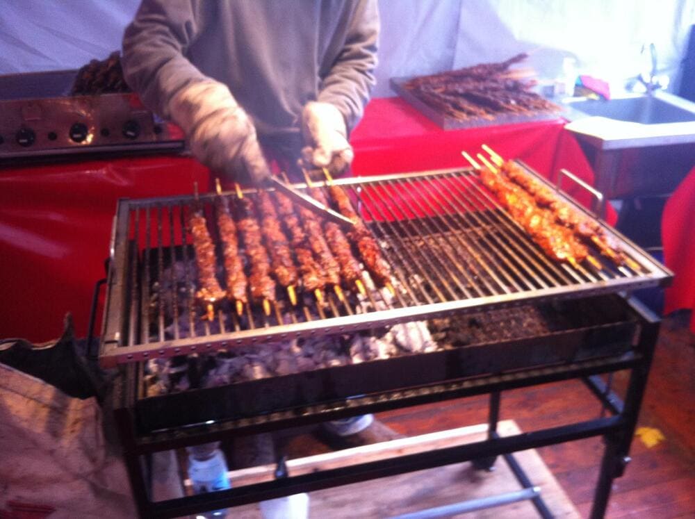 Peruanisches Weihnachtscatering Navidad Peruana mit Causa, Anticuchos, Ají de Gallina, Seco de Res und festlichen Desserts