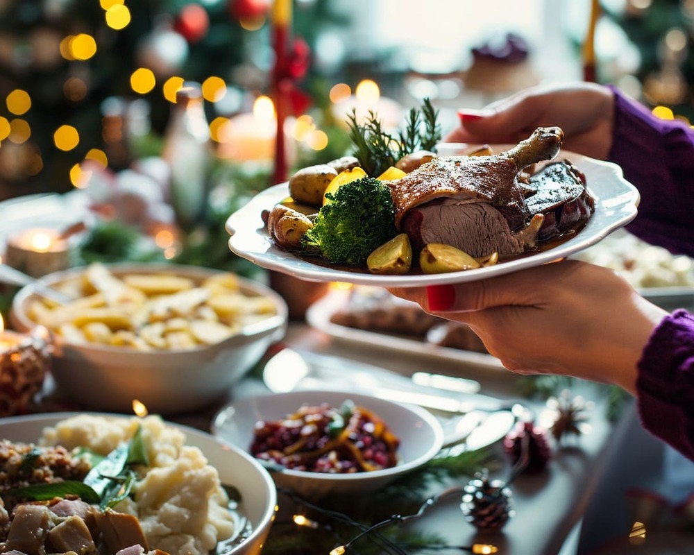 Exklusives Weihnachtsbuffet von Orange Catering mit Lachs, Roastbeef, Gänsekeule, Hirschgulasch, Beilagen und Desserts
