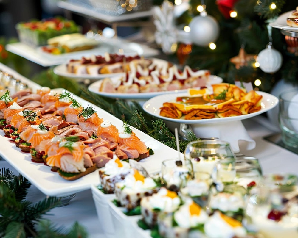 Weihnachtliches Fingerfood Festlich von Orange Catering mit Räucherlachs, Roastbeef, Entenbrust und winterlichen Desserts