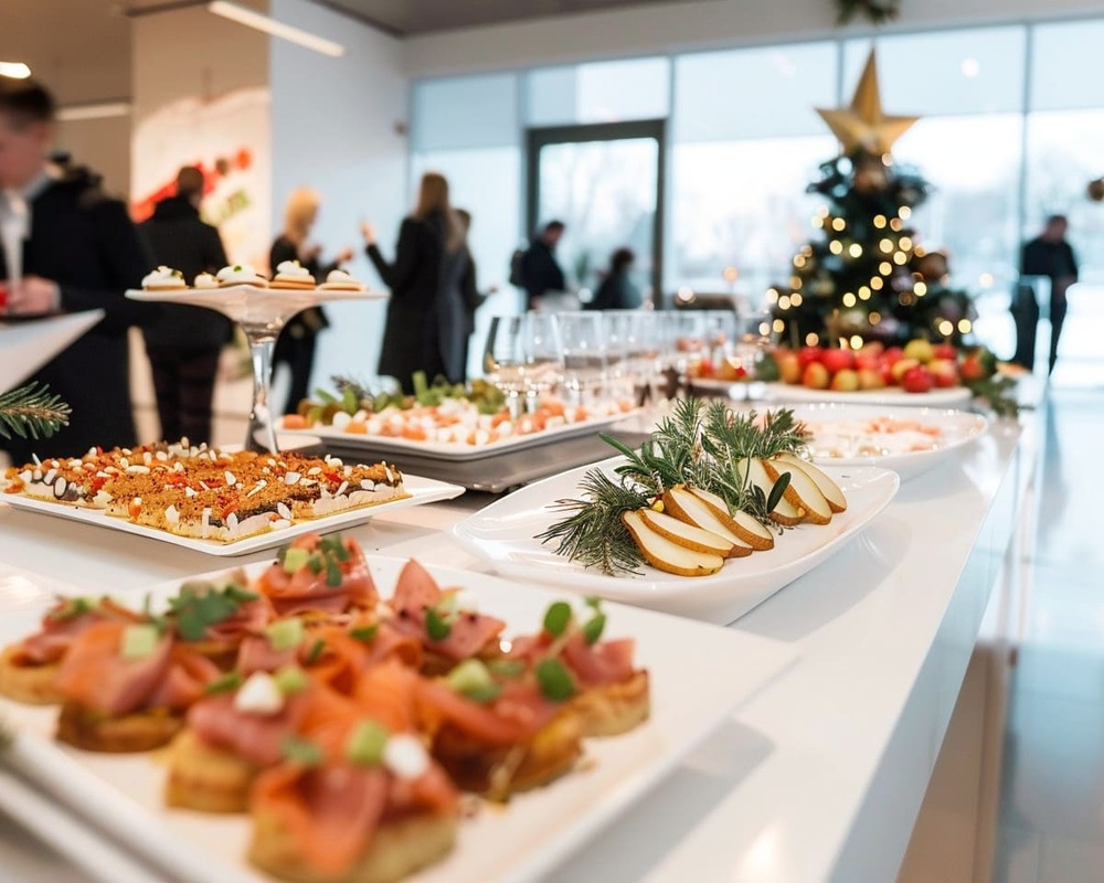 Weihnachtliches Fingerfood Festlich von Orange Catering mit Räucherlachs, Roastbeef, Entenbrust und winterlichen Desserts